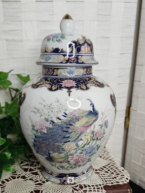 👉*VTG* BEAUTIFUL TOYO JAPANESE BLUE PEACOCK & FLORAL GINGER JAR URN W/ LID ~8½"